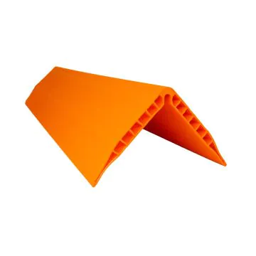 Kantenschutz orange 180x180 mm - 800 mm - schräg aus PE-Kunststoff (Doppelstegplatte / 12 Rippen)